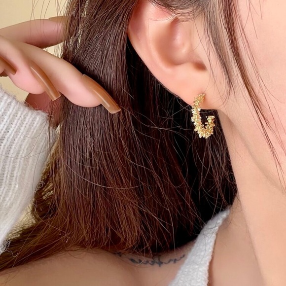 DAZY Textured Metal Cuff Hoop Earrings - Picture 5 of 9